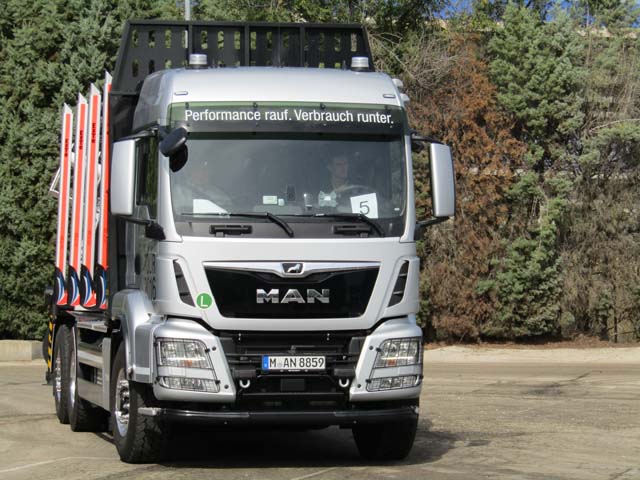 MAN ofrece camiones como este TGS de tracción 6X4 adaptado al transporte forestal.